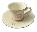 LYDIA - Graciosa xícara para café e ou coleção em porcelana esmaltada na cor creme,  ricamente adornada em policromia. Acompanha seu respectivo pires. Possui fio de cabelo. Possui registro da manufatura na base e Casa Daniel Rio.