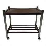 DESIGN ANOS 60/70 - Mesa lateral de rodinhas em metal cromado e madeira, design em linhas retas, treliças na parte inferior. Designer desconhecido. Meados anos 60/70. Mede 60cm altura x 36cm largura x 65cm comprimento.