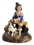 FRANÇA SÉC. XIX - Grupo escultórico em porcelana de SÈVRES em rica policromia. Meados séc. XIX. Mede 16 x 12,5cm.