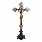 PORTUGAL SÉC XIX - Crucifixo em madeira nobre policromada, base em jacarandá, apliques em prata de lei. Meados séc. XIX. Mede 65 x 32cm.