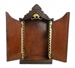 MINAS SÉC. XIX - Oratório sacro em madeira nobre patinada, entalhada á mão, Minas meados século XIX. Duas portas frontais flexíveis com fechadura. Mede 78 x 45cm.