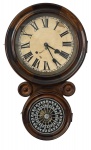ANSONIA CLOCK - Antigo relógio americano de parede, funcionamento a corda, bate a cada meia hora, manufatura ANSONIA, caixa de madeira entalhada no formato "oito", vidro original com adorno floral. Meados 1900. Mede 55 x 34cm.