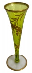 VENEZA - Antiga floreira em cristal veneziano verde, adornada a mão com guirlanda de flores em vibrante ouro. Formato tulipa. Período 1900. Mede 13,5cm.