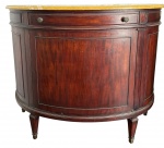 LUIS XVI - Dunquerque de estilo francês LUIS XVI, madeira nobre com tampo de mármore Carrara. Frente bombê com porta. Mede 90 x 1,10 x 47cm.