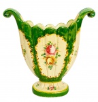 Antigo vaso em porcelana europeia fartamente adornada com ramalhetes de flores em policromia, borda entrecortada com laterais curvas para fora. Apresenta assinatura na base e marcas do tempo. Período 1900. Mede 25cm altura x 24cm.