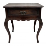 ANTONIO TAVARES FERREIRA - Mesa lateral em madeira nobre escura contendo uma gaveta frontal com puxador de bronze, tampo em movimento e pés curvos para fora. Possui cachê do fabricante. Mede 55cm altura x 37cm largura x 50cm comprimento.