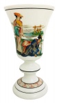 Vaso em opalina francesa branco leitoso adornado com figuras humanas orientais em policromia e vibrante ouro. Mede 28cm altura cada.