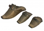 Trio de antigas estribeiras em cobre. Período 1900. Medida da maior 31cm.