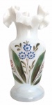 Graciosa floreira em opalina francesa branco leitoso ornada à mão com motivo floral em policromia. Borda em movimento. Período 1900. Mede 15cm altura.