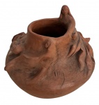 ART NOUVEAU - Vaso em terracota adornado com figuras femininas, estilo art nouveau. Assinado. Mede 19cm diametro.