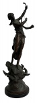 EUROPA SÉC. XIX - Escultura em bronze cinzelado representando figura de musicista portando harpa sobre base com pássaros. Meados séc. XIX. Assinada na base. Mede 64cm altura.
