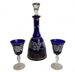 ITALIA - Licoreira em cristal veneziano azul adornada com ramalhetes de flores pintados à mão. Acompanha dois respectivos cálices. Medida da maior 26cm.