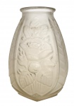 ART DECO - Vaso em pasta de vidro, estilo e período art deco, adornado com flores em relevo. Discreto bicado na borda. Mede 13cm.