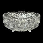 CHECOSLOVÁQUIA - Centro de mesa em denso cristal Theco translúcido com lapidação multifacetada, formato circular com três pés. Borda entrecortada. Mede 24cm diâmetro.