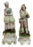 VIEUX PARIS - Par de fabulosas esculturas em porcelana francesa VIEUX PARIS, representando casal de camponeses com vestes  fartamente adornadas em policromia. Meados séc XIX. Mede 39cm.
