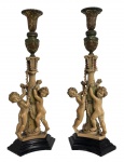ITALIA - Par de suntuosos castiçais em resina italiana e bronze, compostos por figuras angelicais com guirlandas ostentando bobeches. Mede 55cm altura.