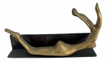 SUZANA LEVY (Rio 1937 / idem 2023) - Escultura de mesa em bronze dourado, nu feminino sobre base de metal. Assinada. Mede 25cm altura x 15cm.
