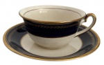 ENGLAND SIMPONS COBRIDGE - Xícara para chá e ou coleção em porcelana inglesa esmaltada adornada com ramalhete de louro em vibrante ouro sobre fundo azul cobalto. Possui registro ENGLAND SIMPONS COBRIDGE.  Acompanha o seu respectivo pires.