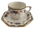 ART DECO - Xícara de café e ou coleção em porcelana japonesa radiosamente adornada com ramalhetes de flores em policromia e vibrante ouro. Estilo e período ART DECO. Manufatura SUIKO. Acompanha o seu respectivo pires.
