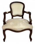 LUIS XV - Poltrona de braços com estrutura em madeira acastanhada, estofamento em tecido, pés curvos de estilo francês LUIS XV. Mede 91cm altura x 60 largura x 66 comprimento.