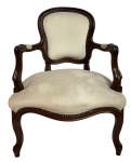 LUIS XV - Poltrona de braços com estrutura em madeira acastanhada, estofamento em tecido, pés curvos de estilo francês LUIS XV. Mede 91cm altura x 60 largura x 66 comprimento.
