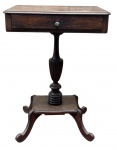BRASIL SÉC XIX - Mesa lateral em jacarandá, estilo e período Dona Maria I, gaveta frontal com puxador, coluna e pés torneados. Brasil Império. Mede 67cm altura x 47 x 33cm.