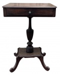 BRASIL SÉC XIX - Mesa lateral em jacarandá, estilo e período Dona Maria I, gaveta frontal com puxador, coluna e pés torneados. Brasil Império. Mede 67cm altura x 47 x 33cm.