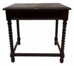 PERIODO 1900 - Mesa lateral com estrutura em madeira nobre escura, parte superior em linhas retas contendo gaveta secreta , tampo em linhas retas emoldurado, sustentado por pernas torneadas ao estilo Manuelino rei de Portugal. Periodo 1900. Mede 60cm altura x 40cm largura x 60cm comprimento.
