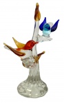 ITALIA - Magnifica escultura em cristal de Murano policromado composto de pássaros pousados em arvore. Registro na base. Mede 32 x 22cm.