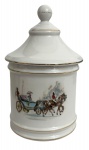 Pote em pasta de porcelana esmaltada, adornada com carruagem e figuras humanas em policromia e contorno em vibrante ouro. Acompanha a sua respectiva tampa com pega no formato bola. Possui registro da manufatura SALLER. Mede 22cm.