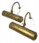 Par de antigas luminárias de parede em metal dourado com desgaste do tempo. Usadas em quadros. Possui fiação. Mede 23 x 19cm.