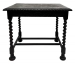 Antiga mesa lateral com estrutura em madeira nobre escura, tampo em linhas retas sustentado por pés torneados ao estilo Manuelino rei de Portugal amarrados por travessões, pés no formato bolacha. Virada do século. Mede 63cm altura x 55cm largura x 70cm comprimento.