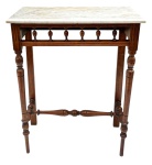 BRASIL 1900 - Antigo aparador em madeira nobre vinhático, pés e laterais torneados ao estilo Brasil Império, tampo em mármore Carrara branco com laterais abauladas. Circa 1900. Mede 90cm altura x 35cm largura x 70cm comprimento.