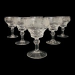 Jogo de seis taças para espumante em denso cristal europeu translúcido adornadas com parreiras. Mede 13cm.
