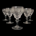 Jogo de seis taças para vinho em denso cristal europeu translúcido adornadas com parreiras. Mede 13cm.