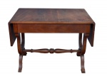 Mesa de apresentação, estilo inglês, em madeira nobre, com abas laterais, pernas feitio de lira, uma gaveta frontal. Desgaste do tempo. Mede 77 x 100 x 66 cm fechada e comprimento total 164 cm aberta..
