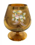 ITALIA - Taça em cristal veneziano dourado, adornada com ramalhete de flores policromado em relevo. Mede 14cm altura.