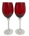 Duo de taças para agua e ou vinho em denso cristal vermelho rubi. Mede 21,5cm.