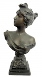 ART NOUVEAU - Palaciana escultura em bronze europeu patinado representando busto feminino"Circe" do período art nouveau, assinada no verso, apoiada sobre base de granito de dois níveis. Mede 60cm altura x 32cm largura.