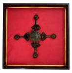 IRACY CARISE - Obra intitulada "Assemblages" serie "concretismo", esculturas de metal sobre placa, assinada e datada no verso. Protegida por moldura de madeira laqueada com friso em dourado. Obra catalogada. Mede 64 x 64cm. Acompanha certificado cedido pelo curador da artista.Nota: Estudiosa do tema afro-brasileiro, ela obteve 76 prêmios, tem 200 trabalhos em coleções públicas e particulares, outros tantos de ilustração, inúmeros cursos no Brasil e no estrangeiro, 32 apresentações individuais, membro da diretoria e academias de letras e artes, comendas, homenagens, moções, cursos de extensão cultural, farto material iconográfico destinado a individuais e exposições didáticas, monografias, colaboração em jornais e revistas, palestras e desfiles de benemerência, além da atividade normal do ateliê - escultura, pintura, gravura, tapeçaria, desenho. No livro "Iracy Carise - Do Figurativo ao Concretismo e às Assemblages - Volta às Raízes, a Visão de uma Trajetória"  é possível conhecer a extensa biografia de uma das maiores artistas pictóricas brasileiras, com esculturas, relevos, catalogação de máscaras e esculturas africanas e apresentação de desenhos dos Orixás. Entre outros, publicou o livro "Análises e Reflexões" - depoimento sobre a atividade de diferentes fases e épocas, processos de desenvolvimento e o relacionamentos com a arte negra, reflexões sobre a expressão artística e os caminhos percorridos até a fase atual, bem como documentação e dados sobre opções para o artista brasileiro, horários e informações de grande interesse, como o panorama artístico. Frequentou a Escola Superior de Belas-Artes, a Academia La Grande Chaumiére, universidades autônomas do México, a Escola da Belas- Artes La Esmeralda, a Real Academia San Fernando e a Escola de Belas-Artes San Carlos, além de diversos ateliês experimentais.