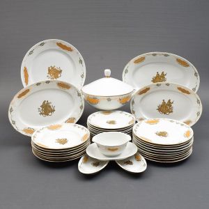 Aparelho de jantar de porcelana francesa, decorado ao centro com cena de galanteio e flores policrom