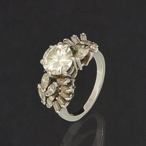 Anel em platina, com diamante central de aproximadamente 1,5 ct, ladeado com pequenos diamantes de l