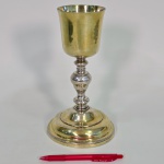Importante cálice litúrgico em prata brasileira com vermeille (banho de ouro), base com rosca, prova