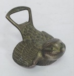 Antigo e lindo abridor de garrafas e tampas em espesso metal prateado fundido no formato de Andorinha. Medida: 9 cm x 6 cm x 5 cm.