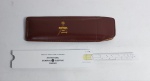 Antiga e conservada Régua de Calculo de Bolso promocional - Internacional General Electric Company - Acondicionada na capinha de couro original. Made in Denmark. Medida: 17 cm x 5 cm x 1 cm. Conforme fotos.