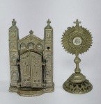 Lindo lote de Mini Oratório no formato de Igreja com portas que se abrem, no interior imagem de Cristo crucificado e Mini Ostensório. Metal.  Medida do oratório: 7 cm x 4,5 cm x 3 cm. Conforme fotos.