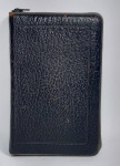 Antigo e Conservado livro Religioso - MEU MISSAL DOMINICAL - Com Características especiais estampas na página 472, tendo em mira tornar fácil e acessível aos fiéis a participação ativa na Santa Missa em ordem à digna Santificação dos Domingos e Dias Santos - Mons. José F. Stedman - 1963 - III Edição feita pela editora Vozes com autorização da Confraria do Precioso Sangue - Brooklyn - U.S.A - Capa em couro com  fechecler - 470 páginas com ilustrações e alguns textos em Latim e Português - Conforme fotos. Medida: 14 cm x 9 cm x 2,5 cm.