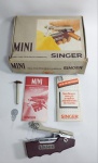 Antiga e Conservada Mini Máquina de Costura Manual - SINGER - Ideal para pequenos consertos - Acondicionada na caixa original - Acompanha passador de linha e manual de uso e assistência técnica - Medida da caixa: 20 cm x 15 cm x4,5 cm. Conforme fotos..