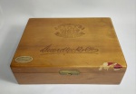 Antiga e Linda Caixa em madeira nobre dos Charutos - Suerdieck privilegiado - Fecho em metal - Maragogipe - Bahia - Medida: 22 cm 16,5 cm x 6,5 cm. Conforme fotos.