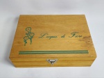 Antiga Caixa Vazia de Madeira - L' ACQUA DI FIORI - Perfumaria Italiana - Fecho em metal - Medida: 24 cm x 18 cm x 7 cm. Conforme fotos.